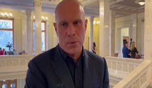 "Если ты сидишь в обосранных штанах, то нетрудно понять, что ты обосрался", - Кива о реакции Зеленского на плакат "Нет – политическим репрессиям!". ВИДЕО