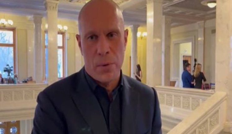 "Если ты сидишь в обосранных штанах, то нетрудно понять, что ты обосрался", - Кива о реакции Зеленского на плакат "Нет – политическим репрессиям!". ВИДЕО