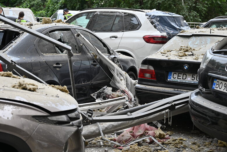 Последствия падения обломков вражеской ракеты на многоэтажку в Соломенском районе Киева 47