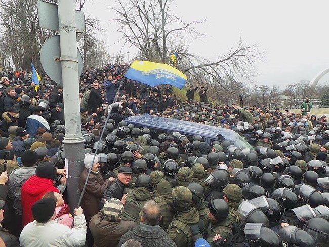 Supporters release Saakashvili from paddy wagon 01