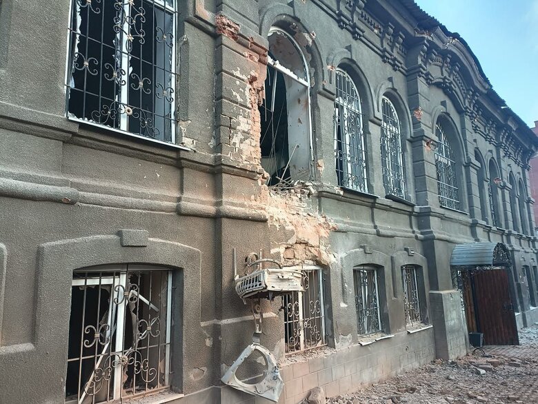 Ніч на Донеччині: удари з Градів по Авдіївці та обстріли Курахового. У центрі Бахмута пошкоджено історичну будівлю 04