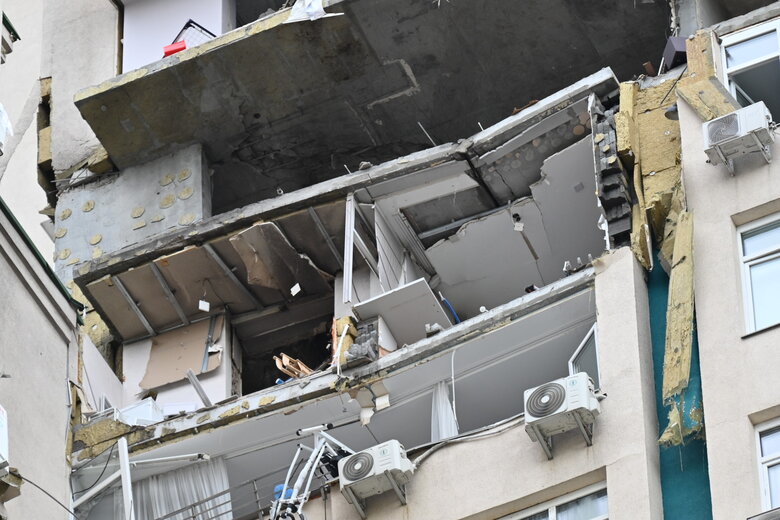 Последствия падения обломков вражеской ракеты на многоэтажку в Соломенском районе Киева 21