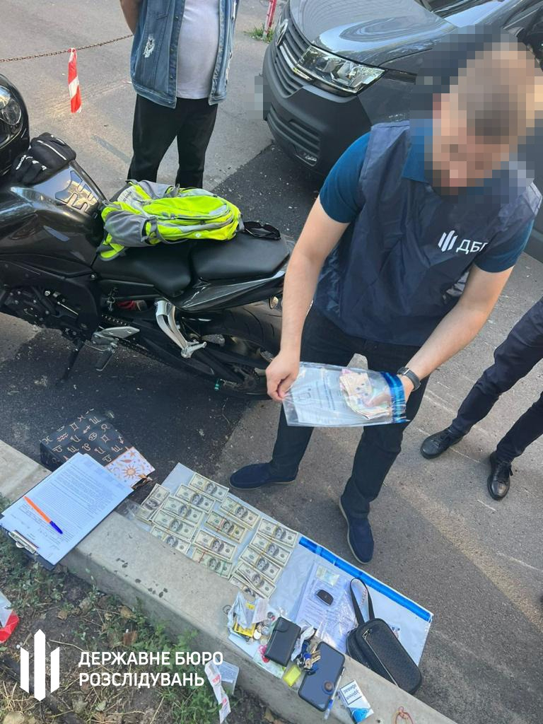 Посадовець КМДА, який брав данину з київських автоперевізників на сотні тисяч доларів, постане перед судом, - ДБР 03