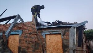 Окупанти вкотре обстріляли Нікопольщину: спалахнула пожежа. Пошкоджено багатоповерхівку і авто. ФОТО