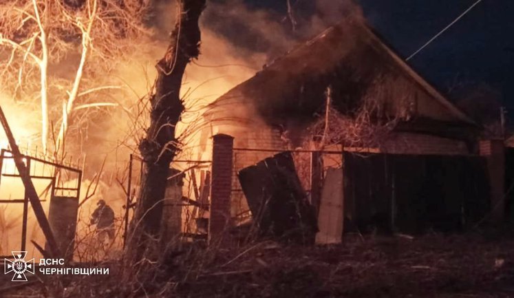 Рашисты ударили дронами по Новгороду-Северскому: погиб мужчина, начались пожары. ФОТОРЕПОРТАЖ