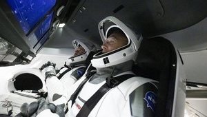 NASA из-за ненастной погоды на два дня перенесла старт Crew Dragon с американскими астронавтами
