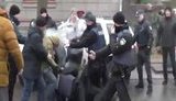 "Парня отпустите, суки!", - драка азовцев и патрульных в Кременчуге. ВИДЕО