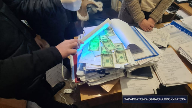 Чиновницю райадміністрації на Закарпатті затримано на хабарі в $500, - прокуратура 01