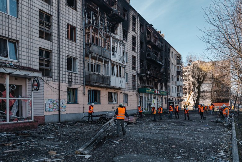 Розчавлені танками автомобілі та знищені вщент багатоповерхівки: найзруйнованіше місто Київщини Бородянка 08
