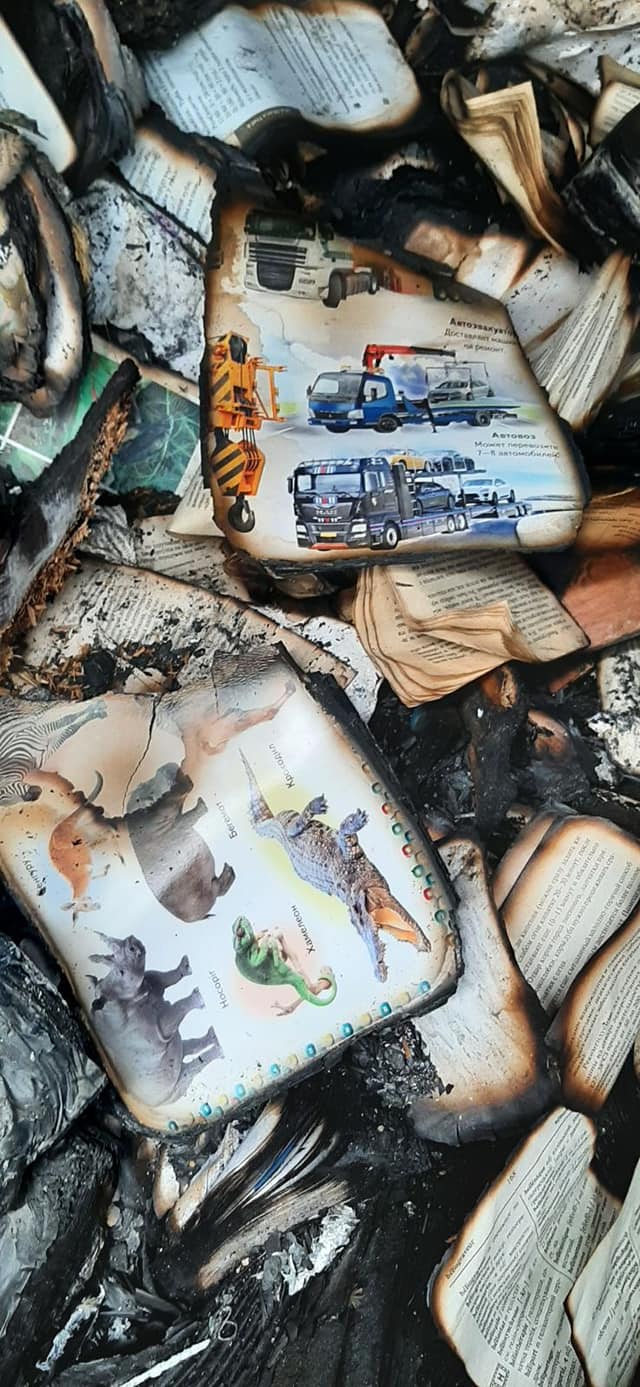 Знищена російськими військами книгарня на центральному ринку Херсона 03