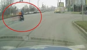 "Процес затримання міг спровокувати ДТП", - у МВС пояснили успішну втечу кур'єра на скутері від патрульної машини. ВIДЕО
