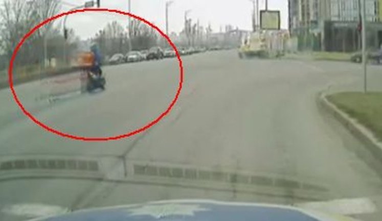 "Процес затримання міг спровокувати ДТП", - у МВС пояснили успішну втечу кур'єра на скутері від патрульної машини. ВIДЕО