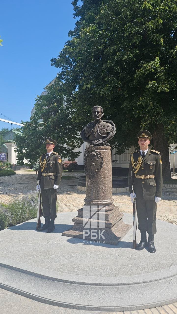 погруддя Мазепи в лаврі