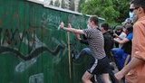 "Выйди на улицу, верни себе город": киевляне ломают заборы незаконных строек. ФОТОрепортаж +ВИДЕО