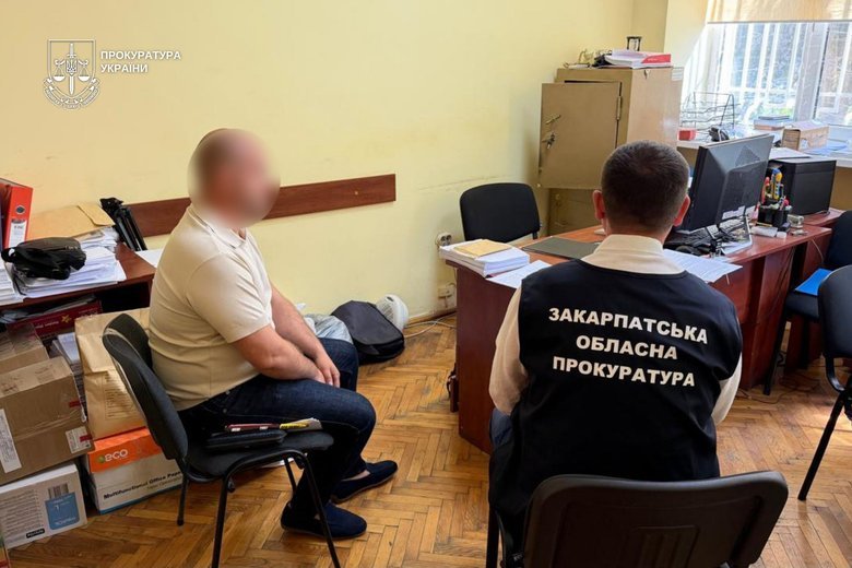 Службовець Мукачівської РДА продавав фіктивні бронювання