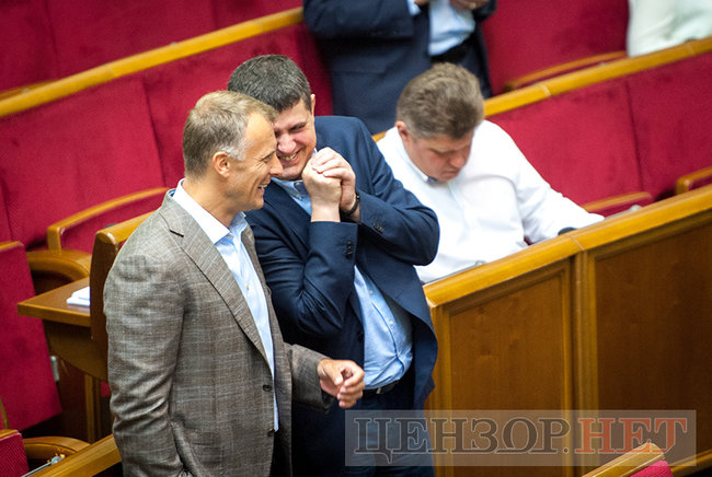 Лозовий, ставши навпочіпки, спантеличив Ляшка, емоційна суперечка Червакової і Карпунцова і порожній сесійний зал, - день роботи ВР 22 червня 12