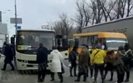 "Ментів зараз будуть просто п#здити, оскільки вони штрафують водіїв", - у Києві люди блокують транспорт через обмеження на кількість пасажирів. ВІДЕО