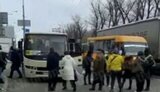 "Ментов сейчас будут просто п#здить потому, что они штрафуют водителей", - в Киеве люди блокируют транспорт из-за ограничений на количество пассажиров. ВИДЕО