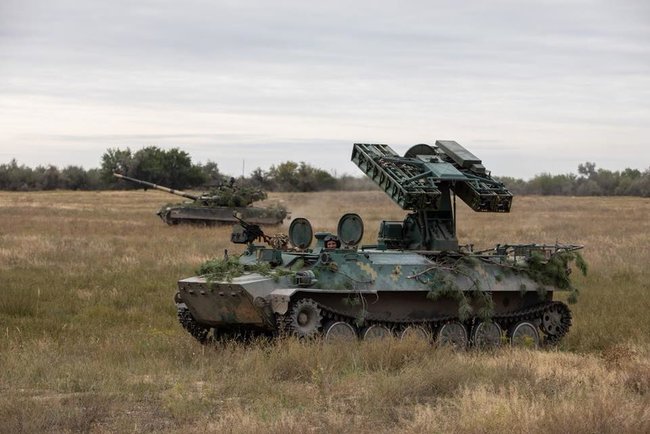 Airborne assault troops reservists ready to defend Ukraine at any time upon refresher training completion, - Poroshenko 05