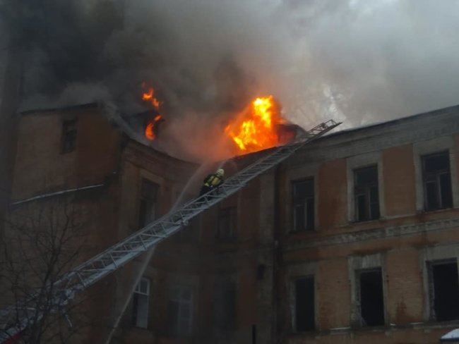 Пожар в центре Киева: огонь охватил историческое здание, пламя удалось локализировать 07