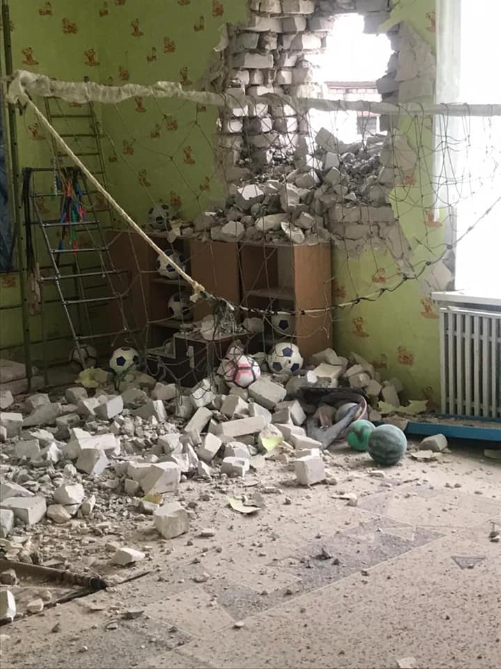Эвакуация детей и персонала из детского сада, попавшего под обстрел войск РФ в Станице Луганской 03