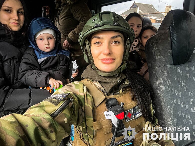Пять детей с родителями эвакуировали из Красногоровки 10
