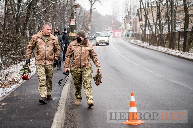 Под Киевом на месте убийства Амины Окуевой поставили памятный знак 07