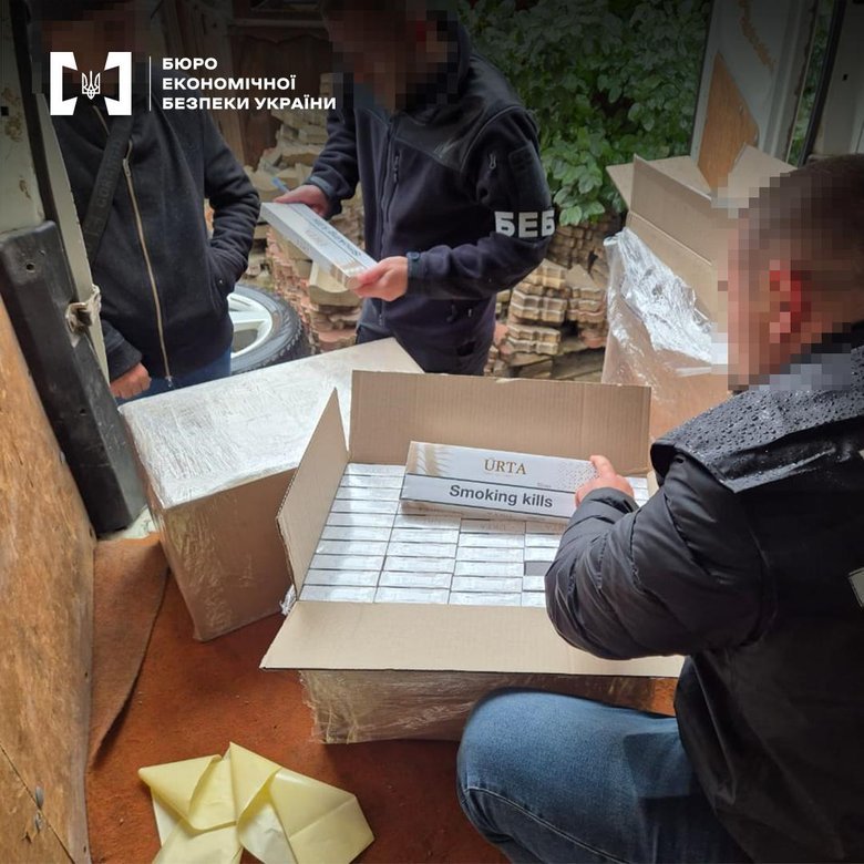 БЕБ знайшло нелегальні плантації і цех з виробництва сигарет на Одещині