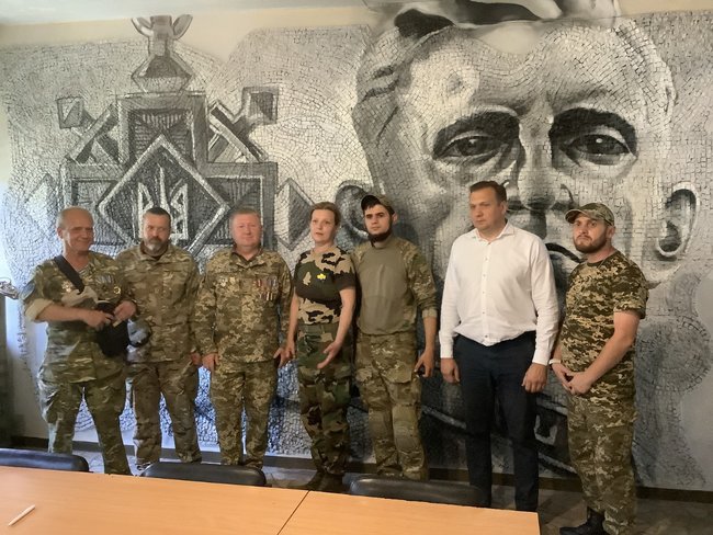 16 воинам-добровольцам ДУК Правый сектор вручены в Авдеевке удостоверения УБД, - Минветеранов 01