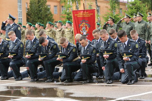 В Национальной академии Госпогранслужбы состоялся выпуск офицеров-пограничников 03 В Национальной академии Госпогранслужбы состоялся выпуск офицеров-пограничников 03