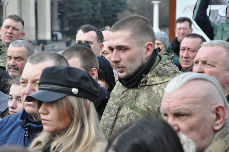 Із воїнами Олегом та Микитою Хомюками попрощалися у Києві: Батько та син загинули в бою проти окупантів під Бахмутом 16
