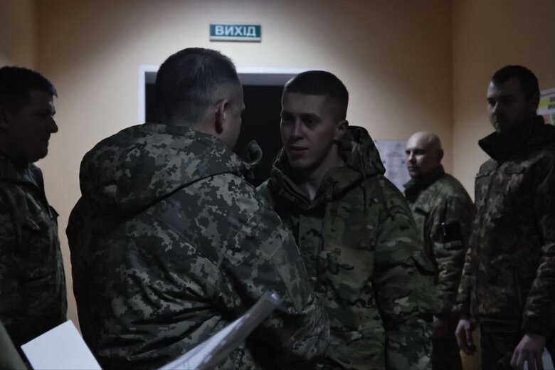 Сирський приїхав до Бахмуту: Бої тривають на околицях, росіяни хочуть оточити місто 08