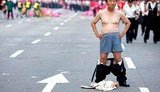 Новые формы протеста: голые, босые и молчаливые. ФОТОрепортаж