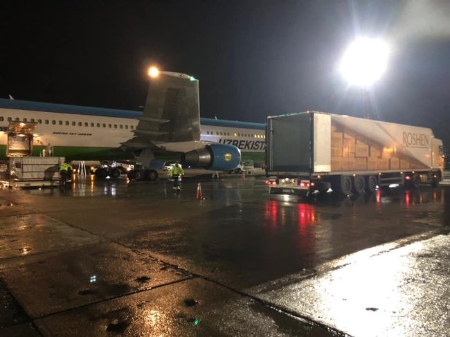 Самолет с второй партией защитных медицинских костюмов, купленных Фондом Порошенко и компанией Рошен в Южной Корее, приземлился в Борисполе 02