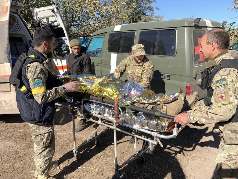 Водій-парамедик Саід Ісмагілов: Москалі мені пишуть, що вб’ють, що розстріляють. Я з цього просто сміюсь. Кажу: якщо ти такий хоробрий, приїжджай на передок, постріляємось… 08