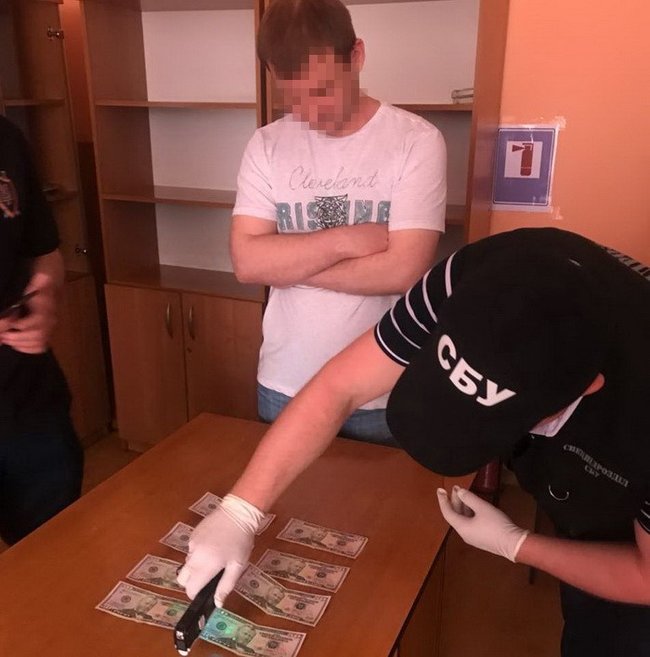 Сотрудники погранично-инспекционного ветеринарного пункта задержаны в Одессе при получении 400 долл. взятки, - СБУ 01