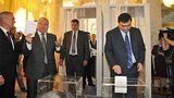 Во время голосования за Лутковскую "регионалы" показывали бюллетени Чечетову: "Это высшее проявление демократии". ФОТО