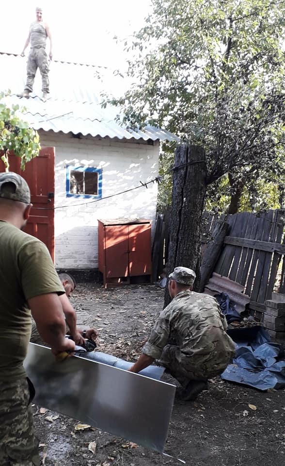 Морские пехотинцы отремонтировали поврежденную осколками крышу в доме волонтерки 05