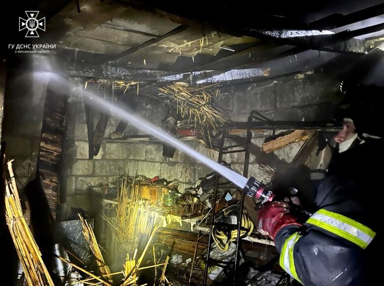 Обстріли Херсонщини: ворог поцілив у житлові квартали, гуманітарний штаб та об’єкт критичної інфраструктури, є поранені 05