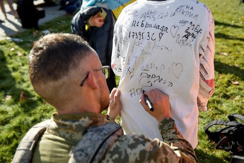 У деокупованому Херсоні діти просять воїнів ЗСУ залишати їм автографи прямо на одязі 01