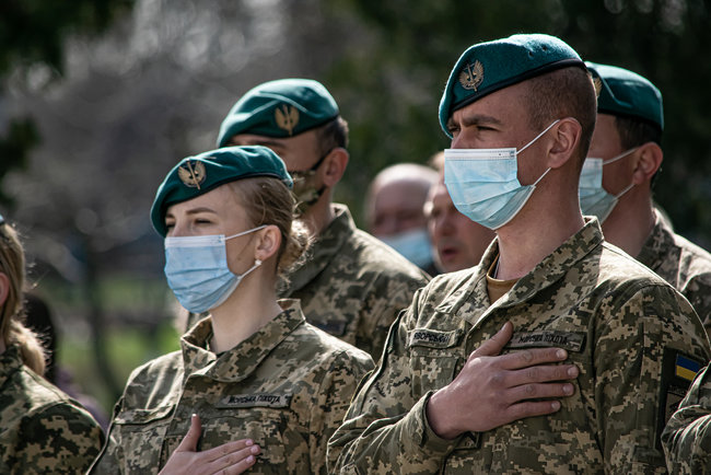 Меморіальну дошку загиблому в зоні ООС морпіху 36-ї ОБрМП Володимиру Бондарюку відкрили в Миколаївській області 19