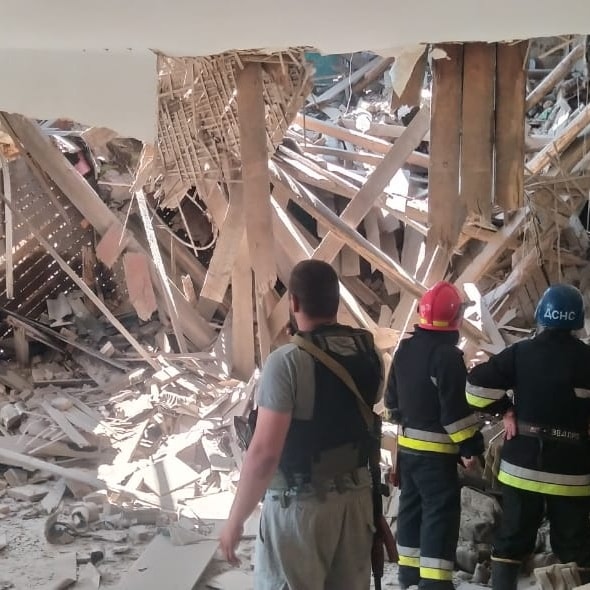 Враг выпустил из вертолета две ракеты по Сумщине. Пострадало помещение школы, - ОК Північ 02