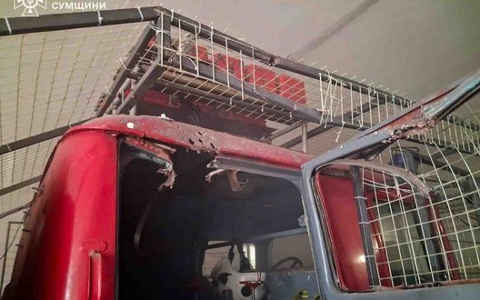 Росіяни прицільно вдарили по пожежній частині на Сумщині: пошкоджено будівлю й техніку. ФОТО