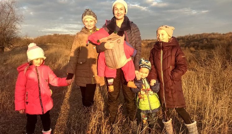 П'ятеро дітей, у яких влітку 2020 року помер батько, а в березні 2021 - мама, потребують допомоги. ФОТО