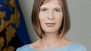 Президент Эстонии Кальюлайд прилетела с визитом в Днепр и вышла на субботник по уборке мусора. ВИДЕО