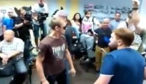 "Ты что дурак? Что за х#йню вы устраиваете, долбо#бы!?" - "радикалы" Мосийчук и Лозовой спровоцировали драку в Чернигове. ВИДЕО