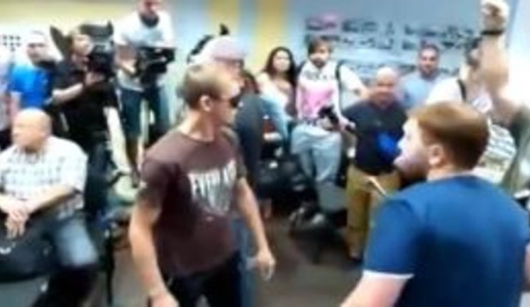 "Ты что дурак? Что за х#йню вы устраиваете, долбо#бы!?" - "радикалы" Мосийчук и Лозовой спровоцировали драку в Чернигове. ВИДЕО
