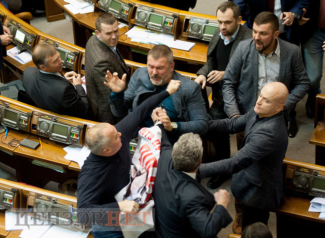 Шуфрич и Береза подрались в Раде из-за плаката с агентом Путина - Медведчуком 06