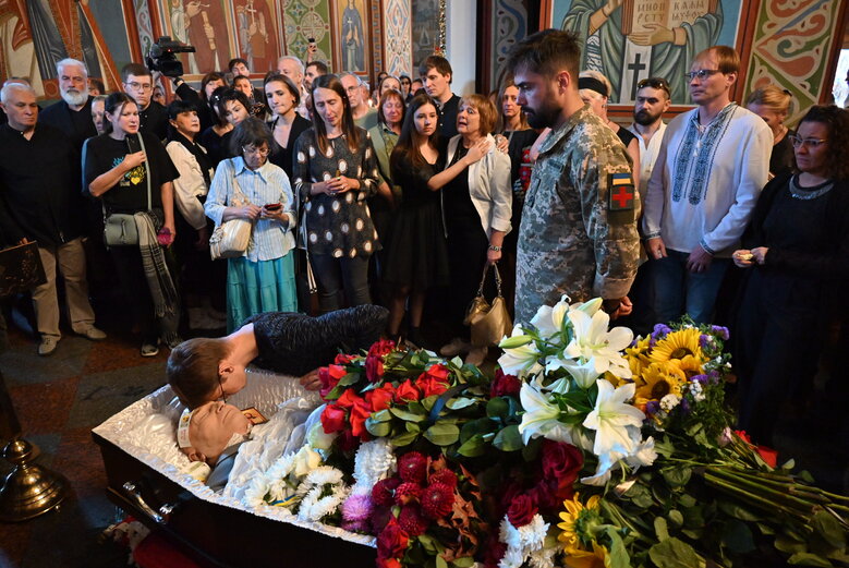 Із померлим релігієзнавцем Ігорем Козловським, який провів майже 2 роки у полоні ДНР, попрощалися у Києві 15