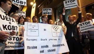 Платини горячо встречали в Киеве со "Спасибо...". ФОТОрепортаж